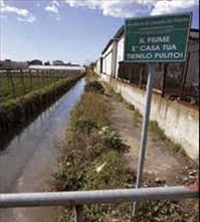 Getta rifiuti nel corso dacqua: multato, rischia una denuncia
