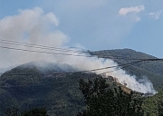 Incendio lungo strada Valico di Chiunzi, si sconsiglia il transito